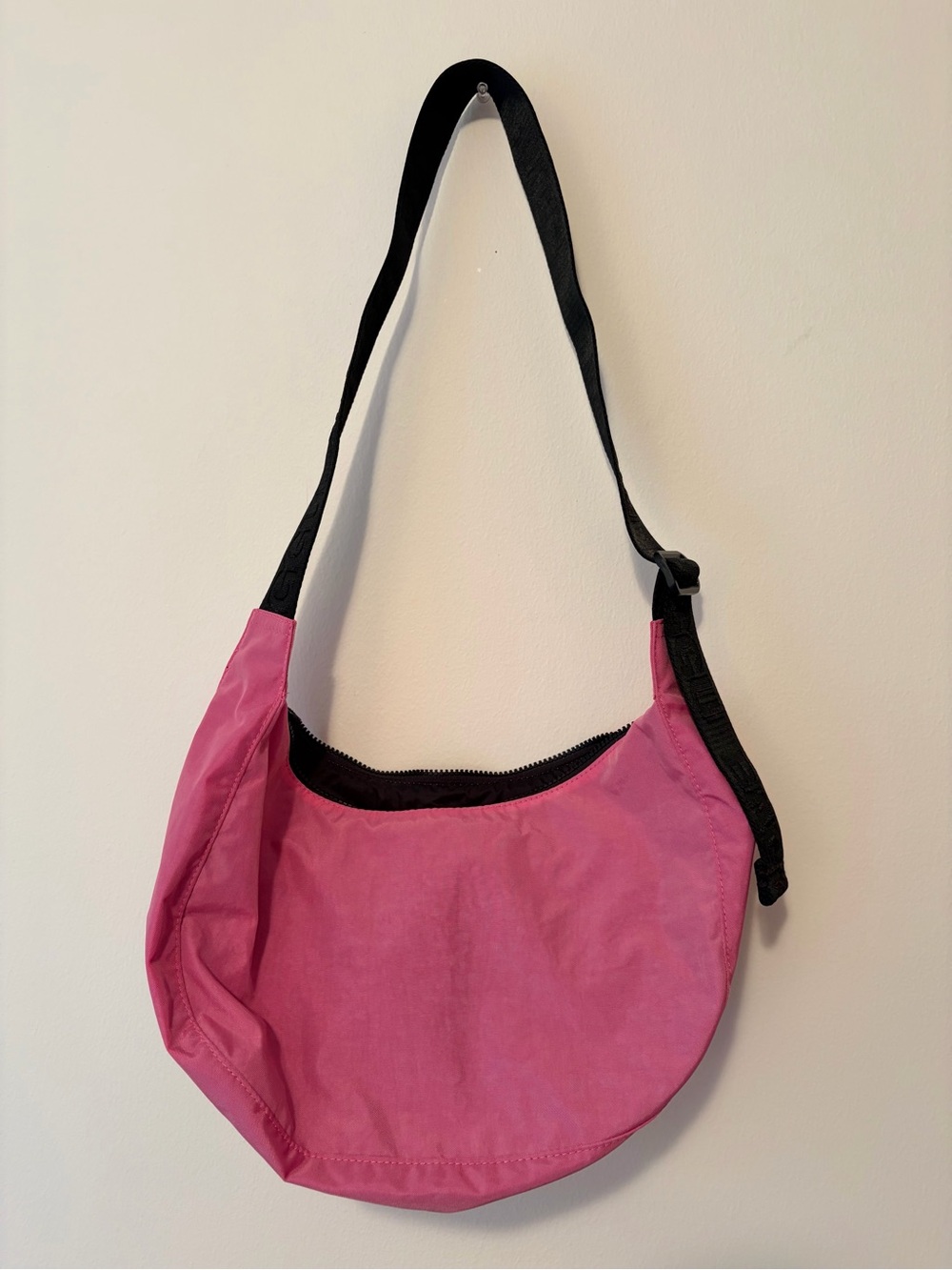 BAGGU Medium Crescent Bag in Azalea - Picture 2 of 4